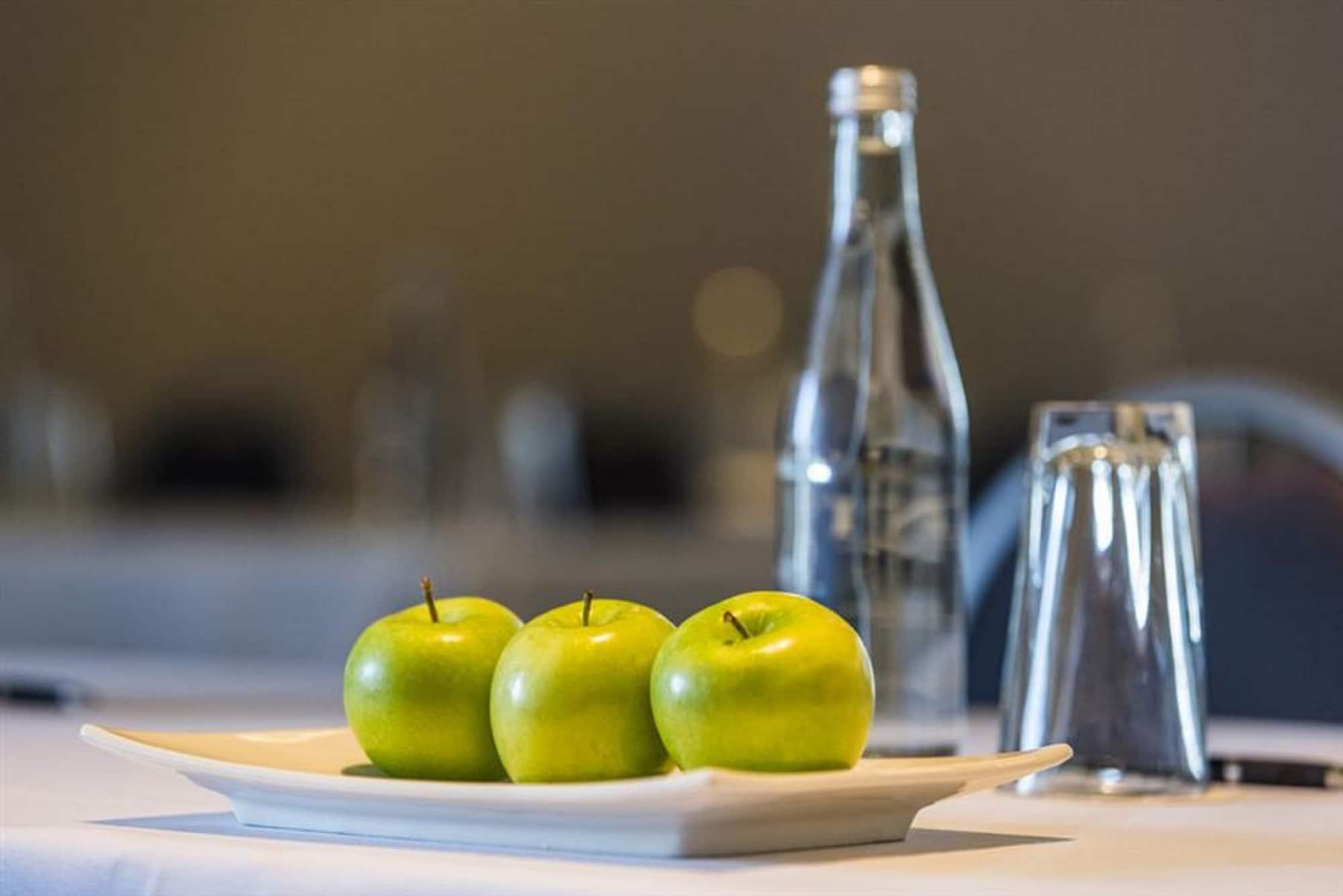 蓝色辣椒酒店 耐莉湾 外观 照片 A bottle of water and apples on a table