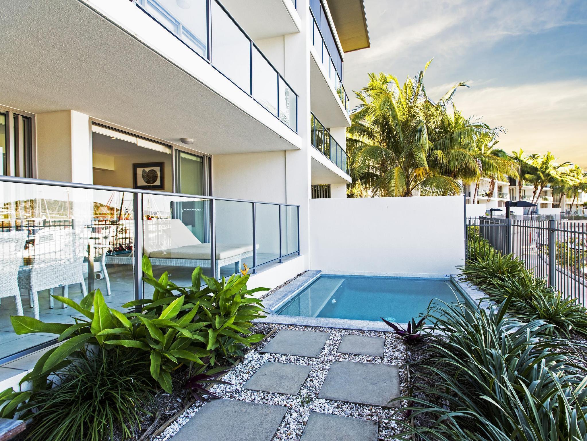 蓝色辣椒酒店 耐莉湾 外观 照片 A pool at a private residence in Miami