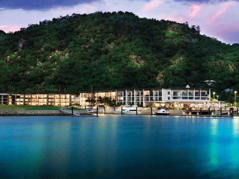 蓝色辣椒酒店 耐莉湾 外观 照片 The resort at night