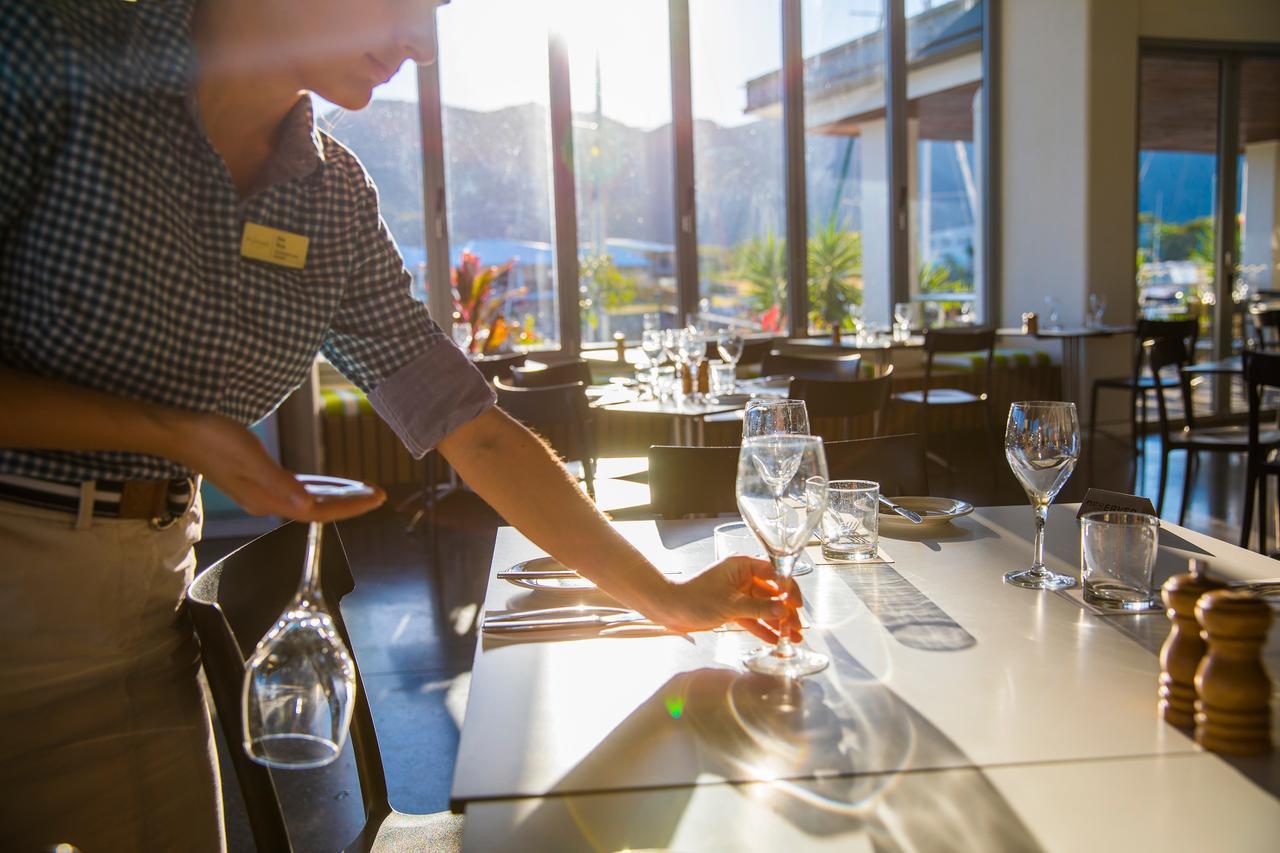 蓝色辣椒酒店 耐莉湾 外观 照片 A waiter sets the table at a restaurant